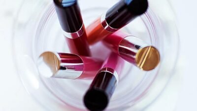 Fotoğraf : şişe, aydınlatma, altın, makyaj malzemeleri, cilt bakımı ...