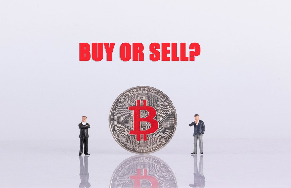 Silver Bitcoin coin with group of businessman - Creative Commons Bilder